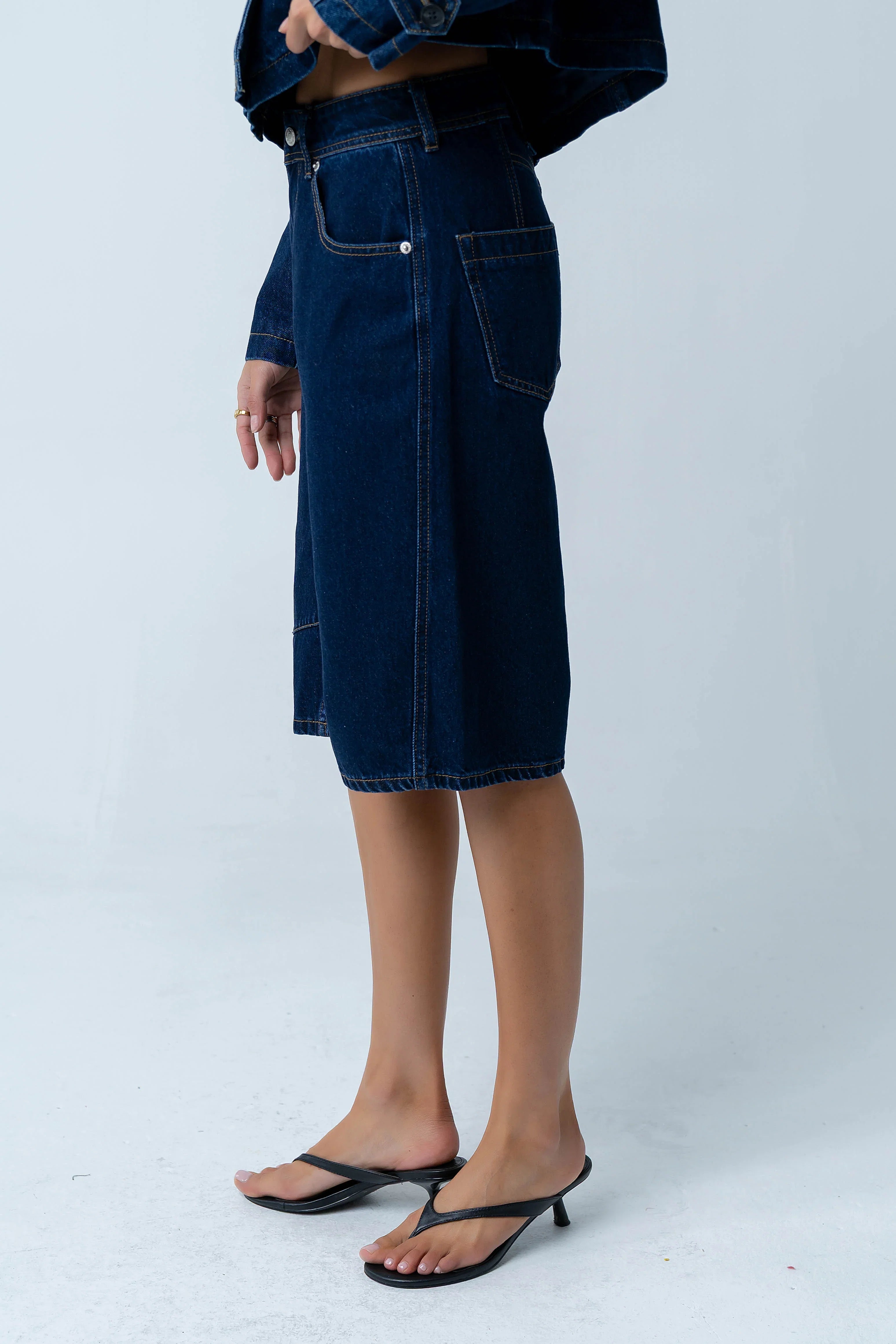 Alden Bermuda Shorts in Dark Wash