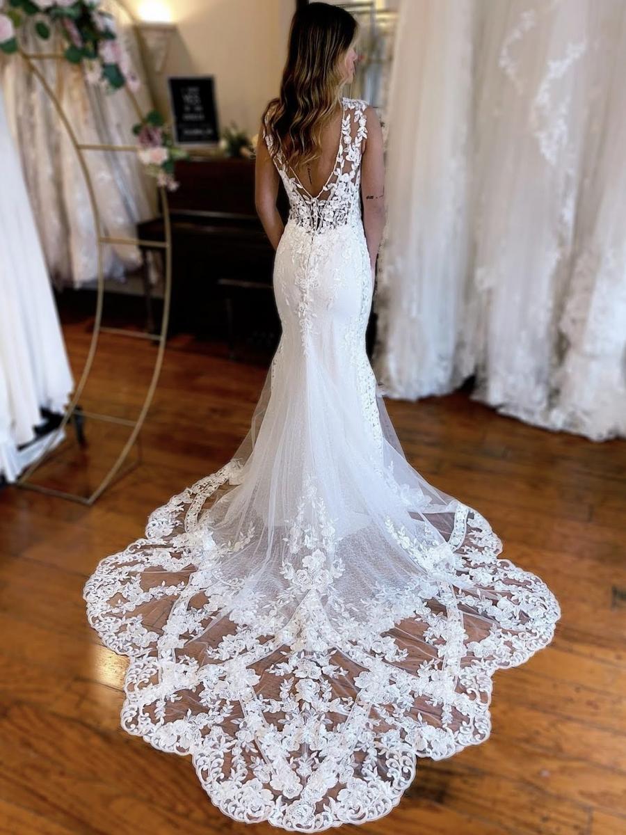 Mermaid V Neck Long Sleeves Wedding Dress With Appliques