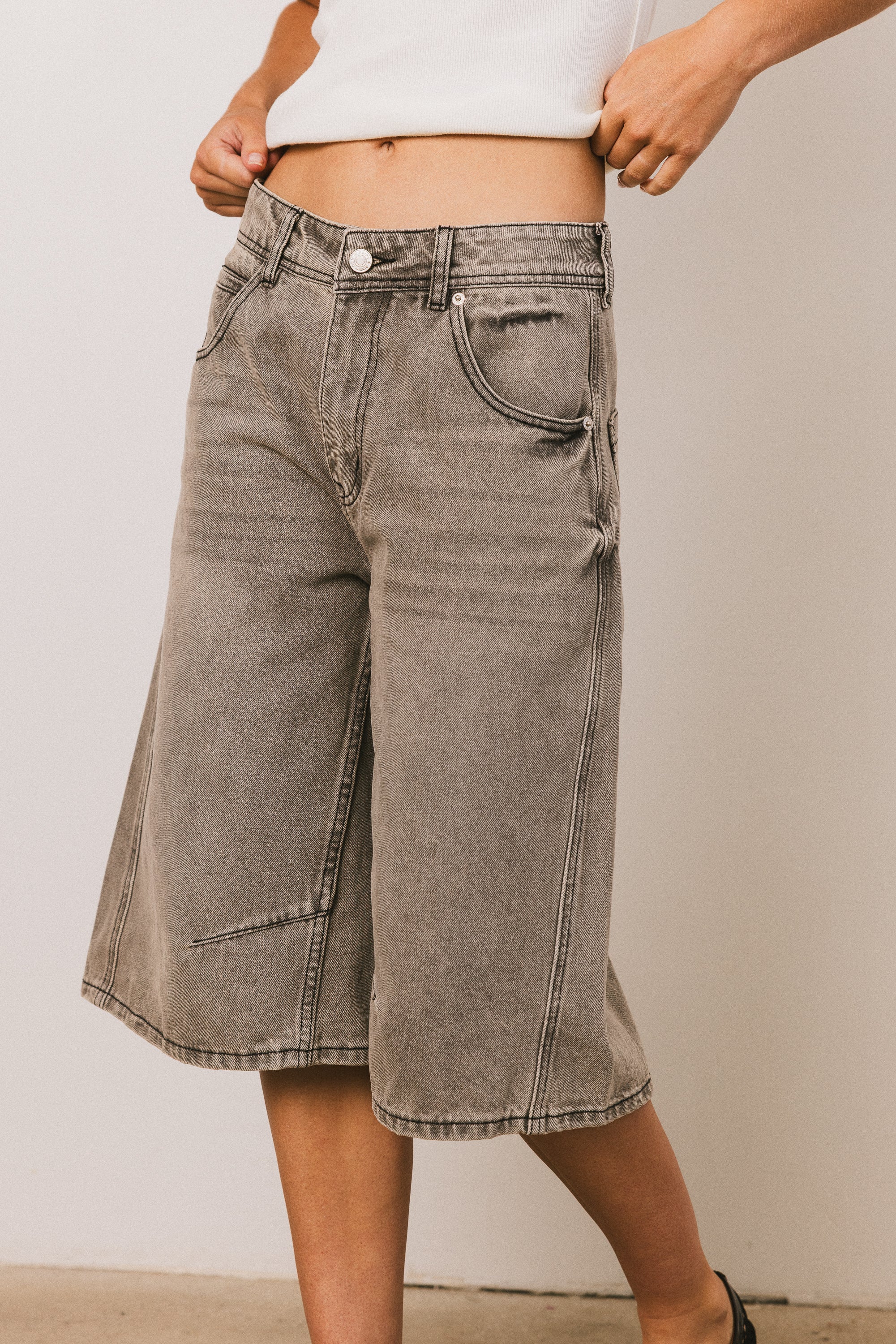 Alden Bermuda Shorts in Grey