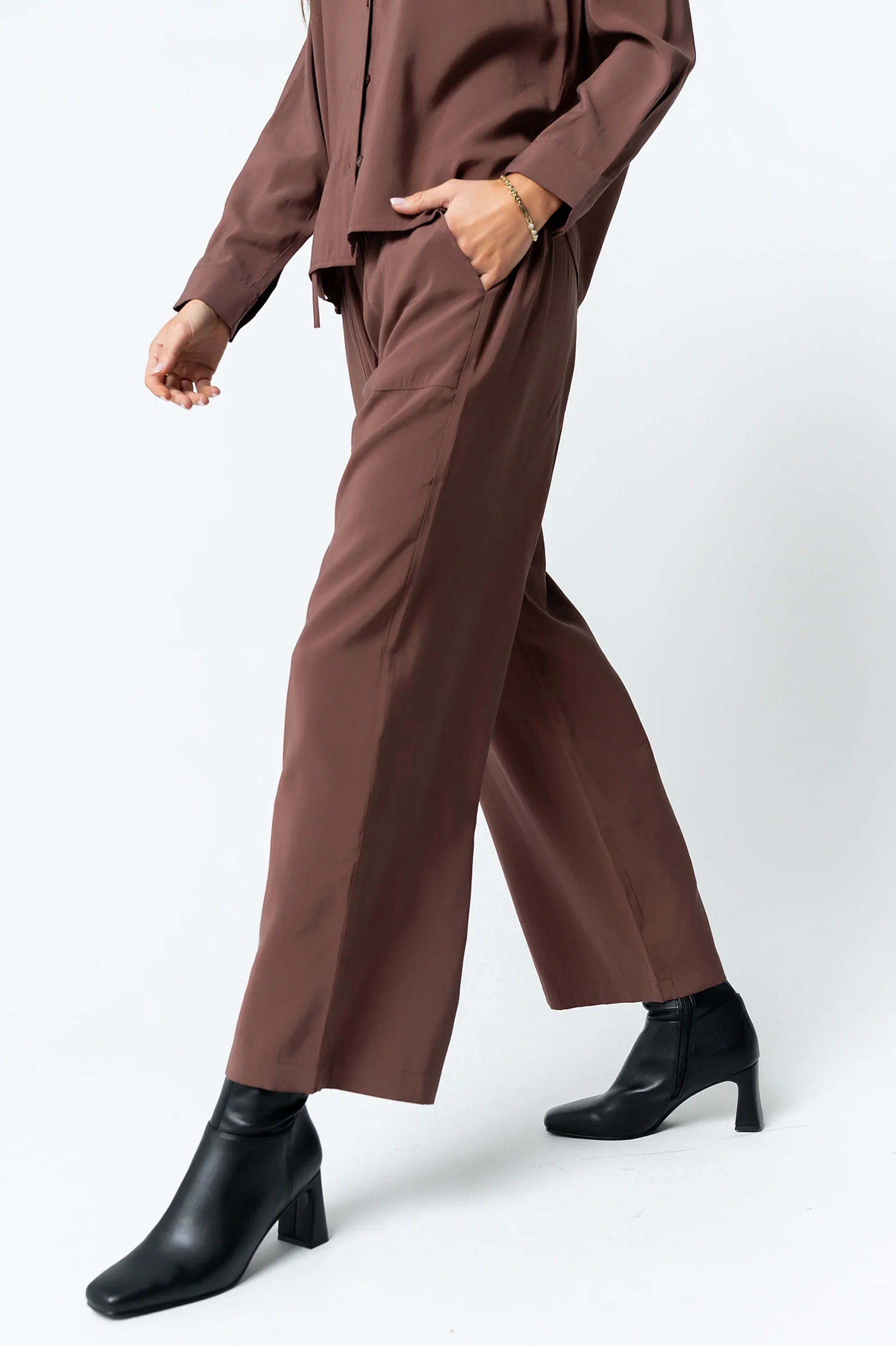 Tacie Wide Leg Pants in Brown