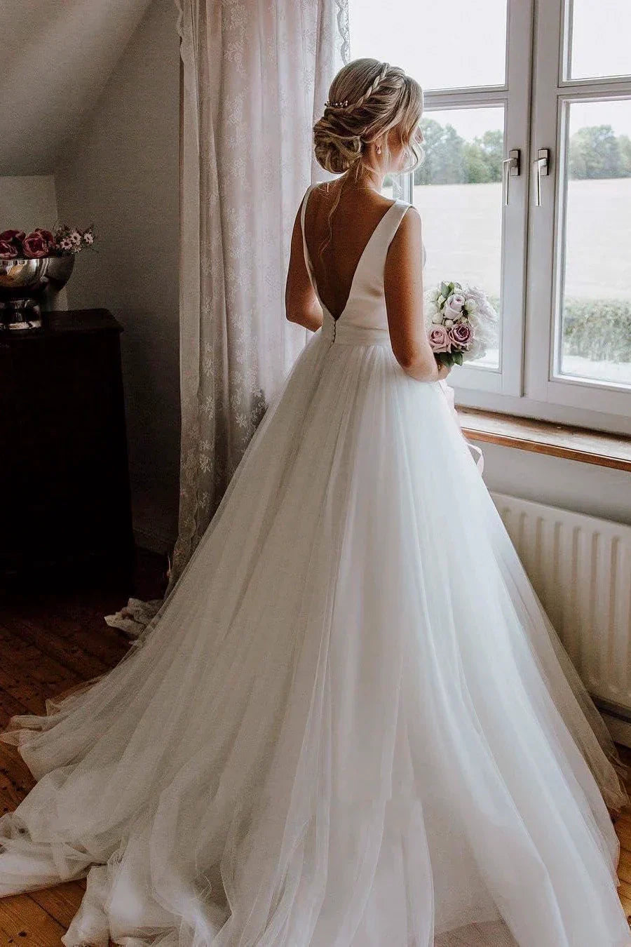Sleeveless Deep V back Ethereal Ballgown With Bow And Tulle Wedding Dress
