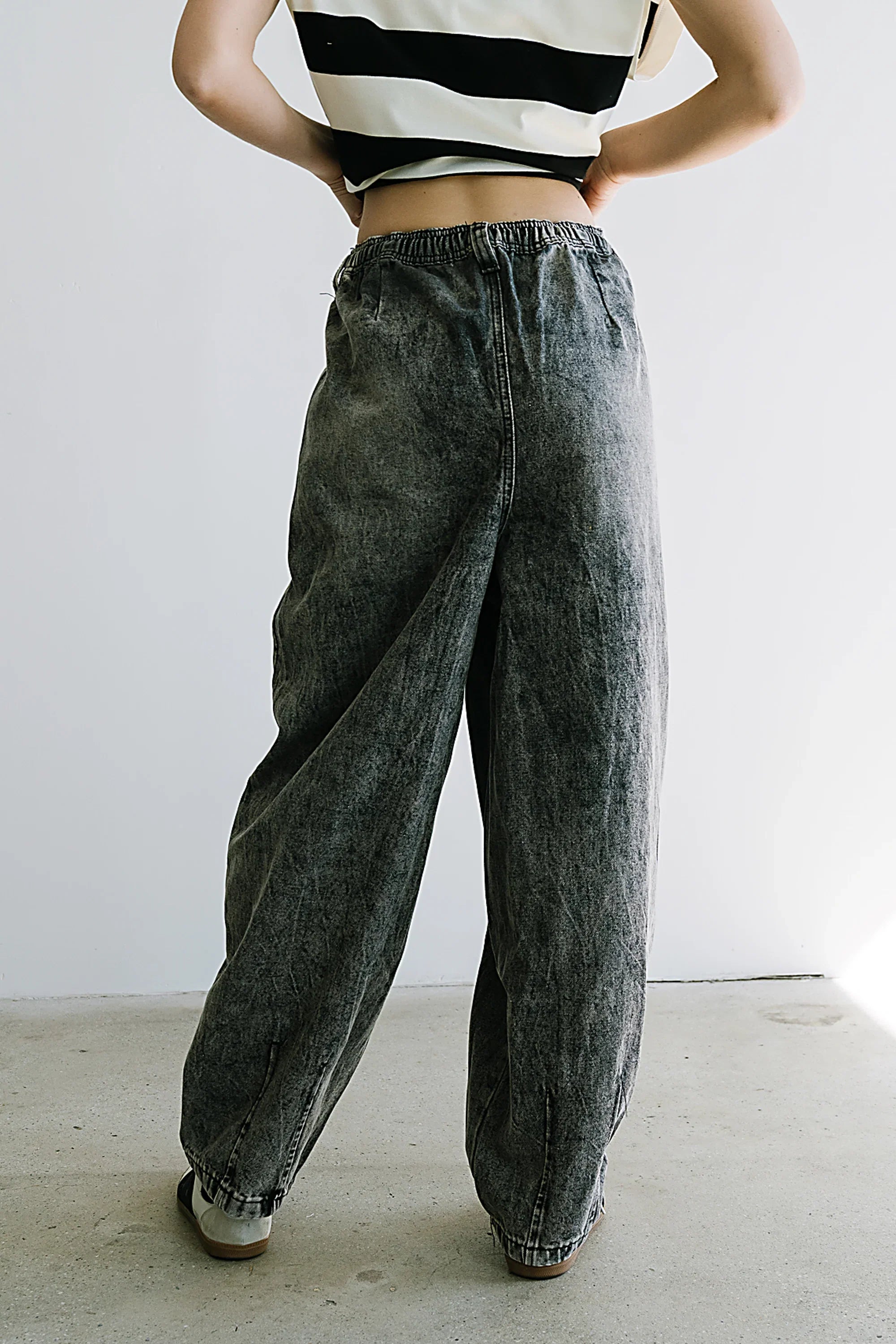 Kamryn Tapered Baggy Jeans in Grey