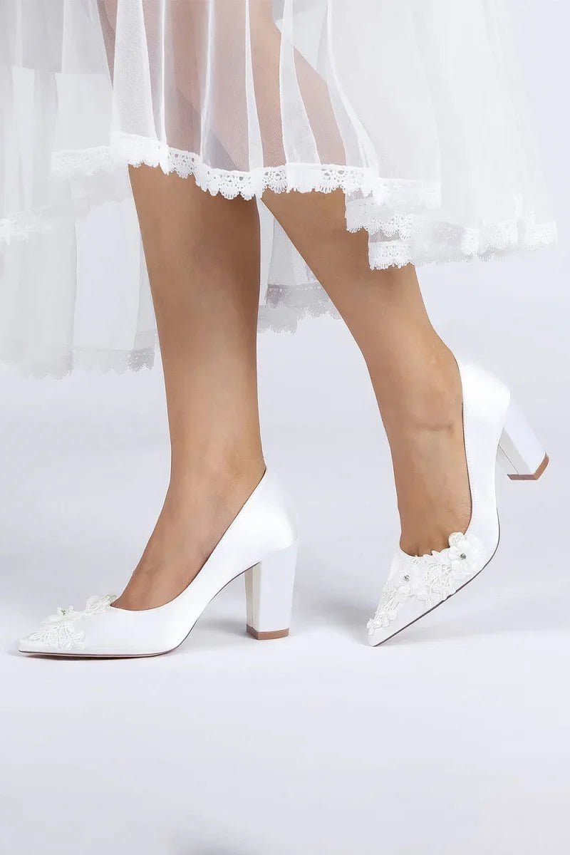 Sweet Pointed Toe Chunky Heels with Lace