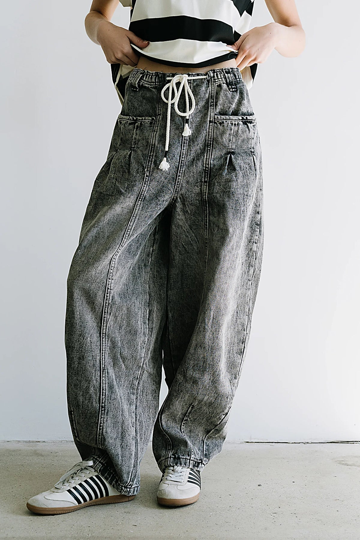 Kamryn Tapered Baggy Jeans in Grey