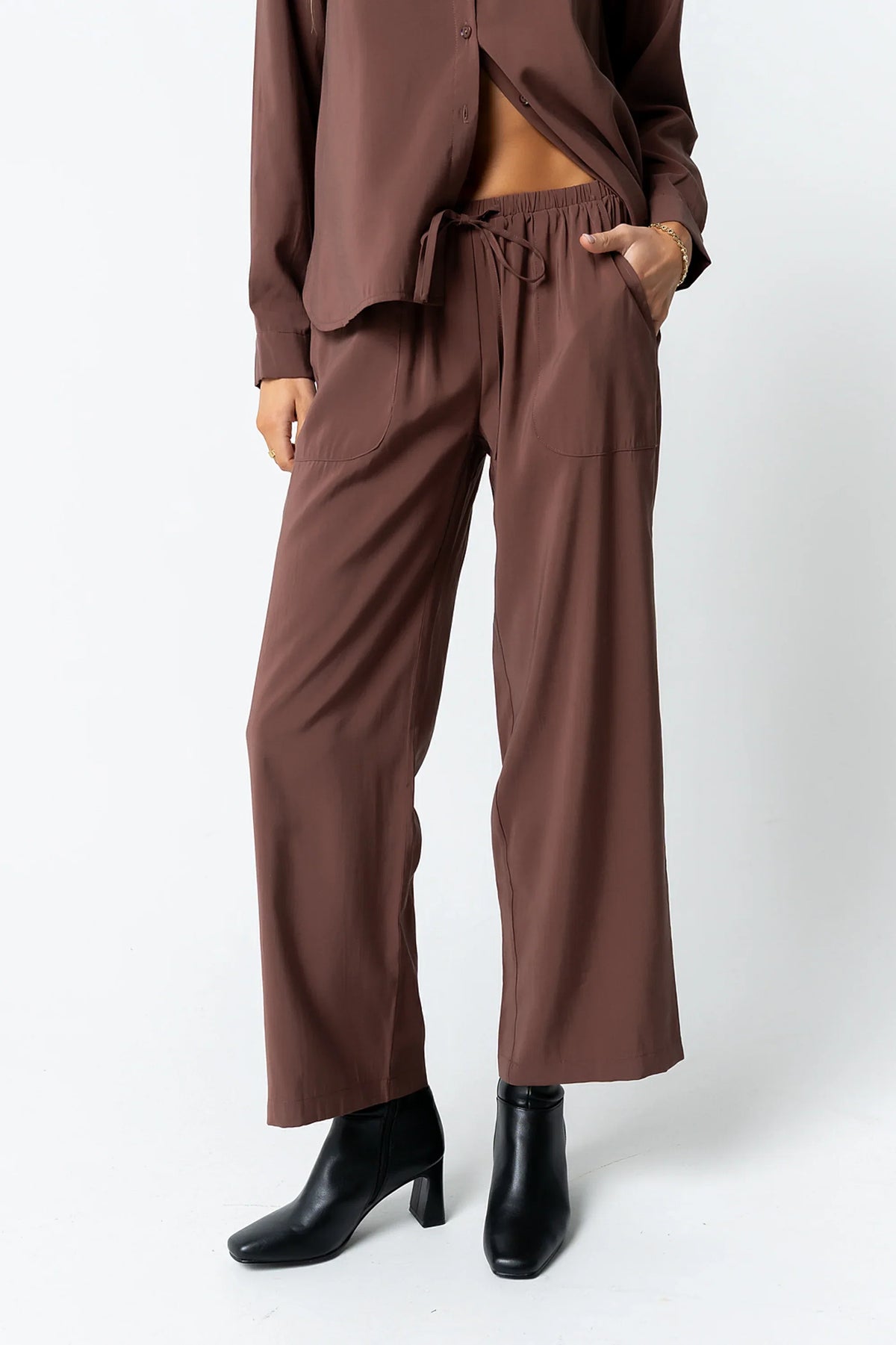 Tacie Wide Leg Pants in Brown